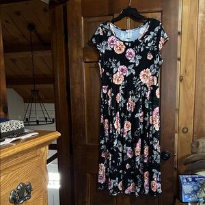 Black Floral Short-Sleeve Midi Dress - Pink & Peach Blooms